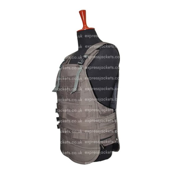 terminator-dark-fate-linda-hamilton-vest (2)