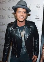 billboard-music-award-bruno-mars-black-jacket.jpg